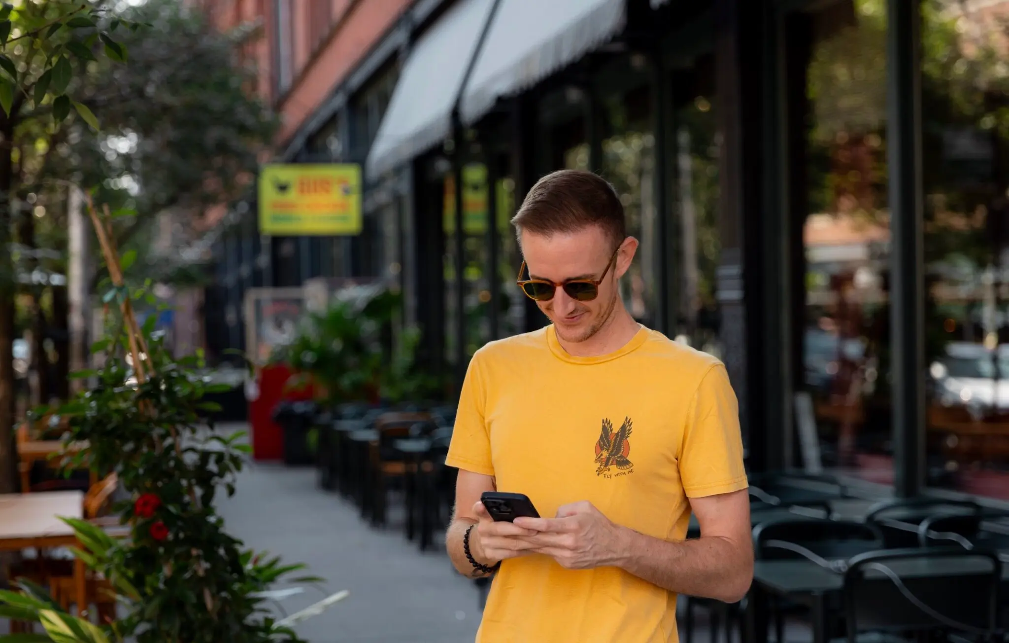 Blogger Ryan Robinson using phone